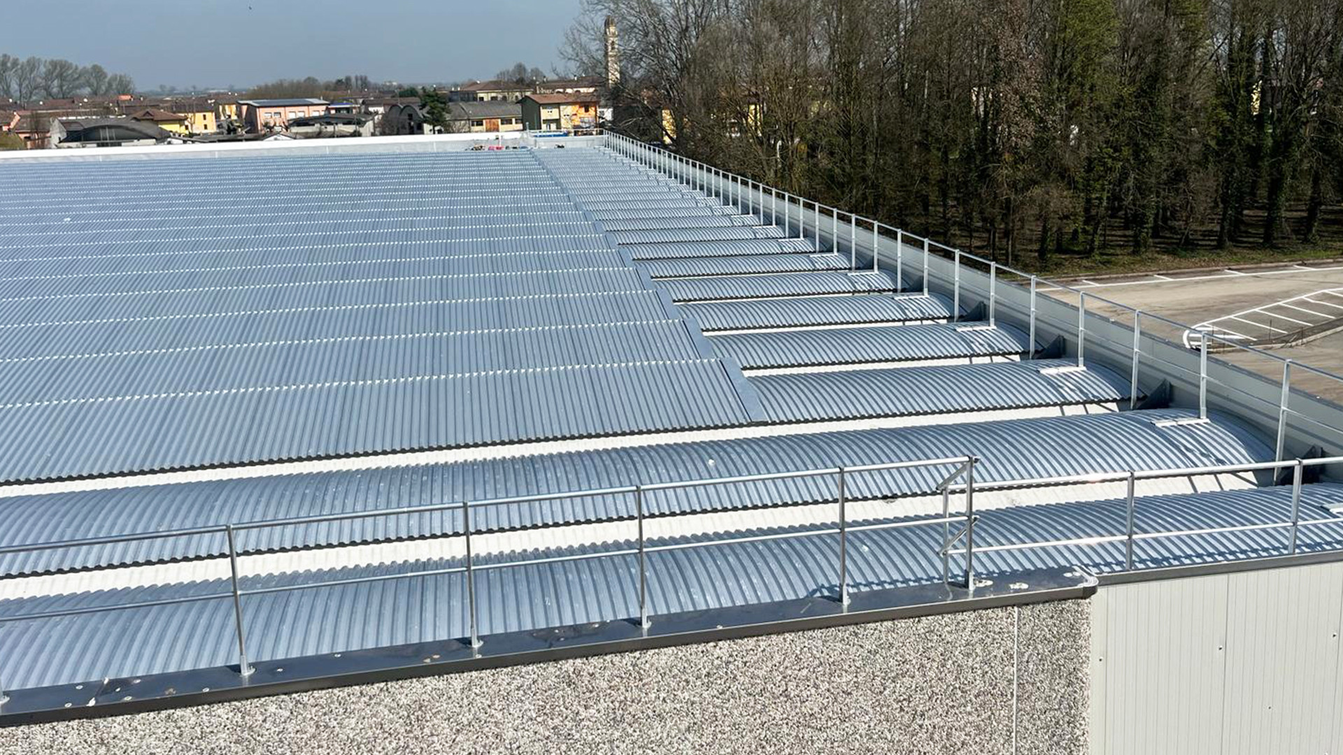 Railings on roof: GUARD for roof with domes. 